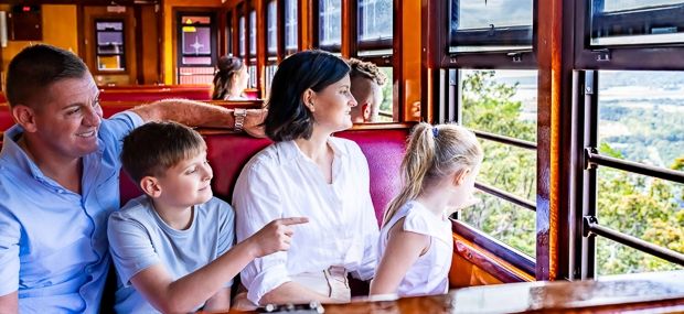 Familie genießt die Aussicht während einer Zugfahrt in der Kuranda Scenic Railway in Australien