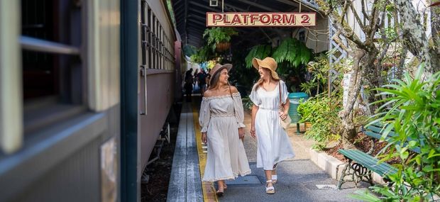 Zwei Frauen spazieren auf dem Bahnsteig 2 des Bahnhofs Kuranda in Australien