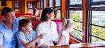 Familie genießt die Aussicht während einer Zugfahrt in der Kuranda Scenic Railway in Australien