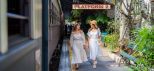 Zwei Frauen spazieren auf dem Bahnsteig 2 des Bahnhofs Kuranda in Australien